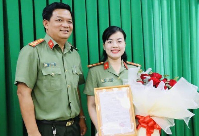 Thượng úy Hồ Thanh Thảo nhận quyết định bổ nhiệm