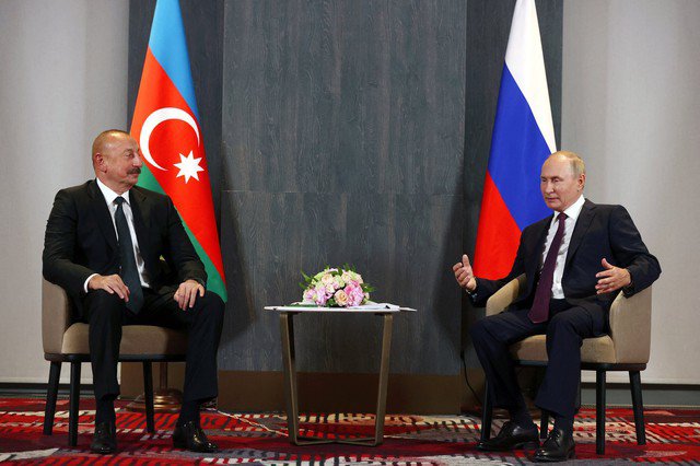 Tổng thống Azerbaijan Ilham Aliyev và Tổng thống Nga Vladimir Putin trong một sự kiện ở Uzbekistan vào năm 2022. Ảnh: Reuters