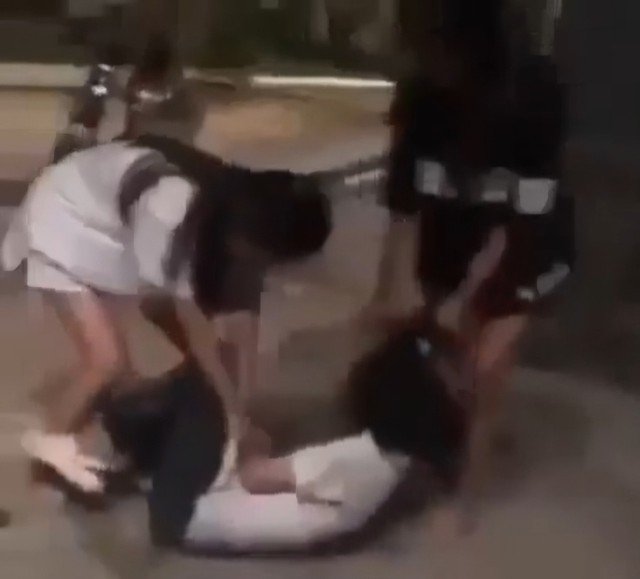 Nhóm thiếu niên đánh hội đồng, nhiều lần định lột áo nữ sinh (ảnh cắt từ clip)