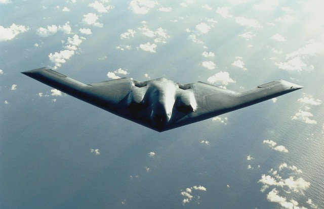 B-2 Spirit có thể bay 9.656 km mà không cần tiếp nhiên liệu, được phát triển để thực hiện các sứ mệnh liên lục địa. Ảnh: SWNS