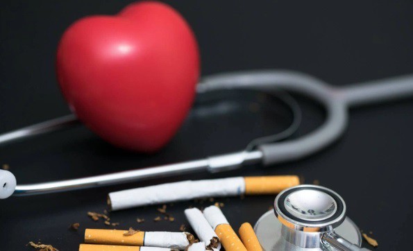 Nicotin có trong khói thuốc lá có thể khiến huyết áp tăng lên. Ảnh minh họa