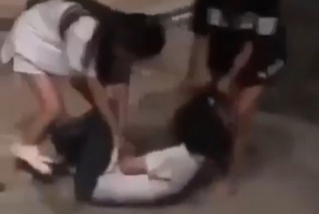 Nữ sinh lớp 6 bị đánh hội đồng "chấn động não"