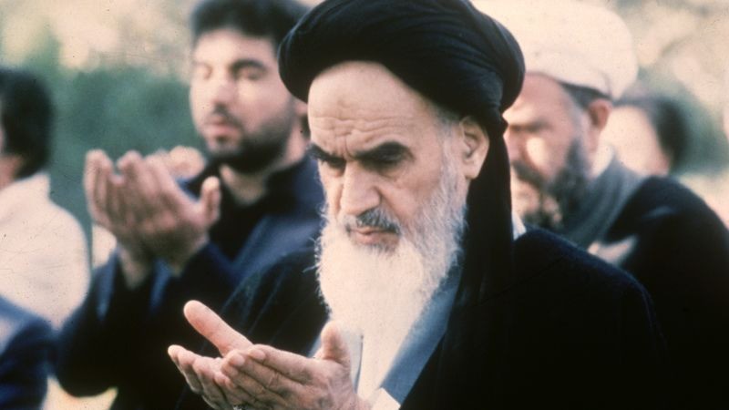 Ayatollah Ruhollah Khomeini, nhà lãnh đạo Cách mạng Hồi giáo Iran. Ảnh: Britanica