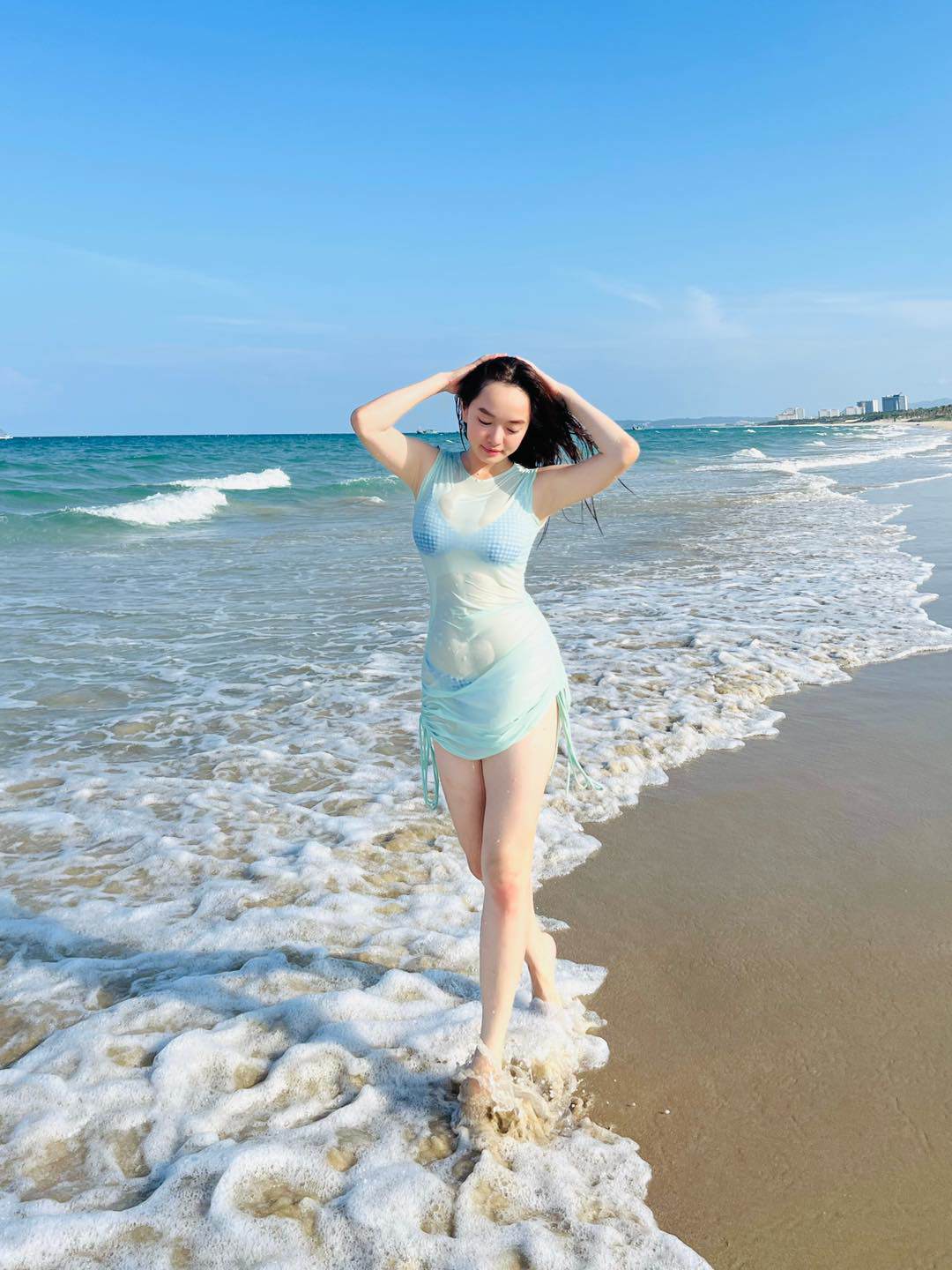  Kaity Nguyễn khéo léo diện thêm mẫu váy xuyên thấu đồng điệu với đồ bơi. Thiết kế nửa kín nửa hở giúp người mặc thêm phần quyến rũ hơn. 