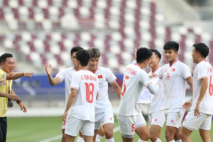 Siêu phẩm U23 Việt Nam: Khuất Văn Khang đá phạt, gợi nhớ “Cầu vồng tuyết” Quang Hải - 1