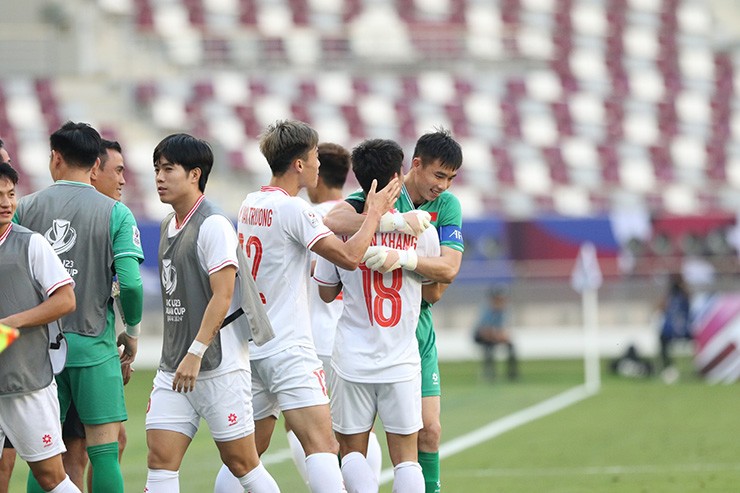 Siêu phẩm U23 Việt Nam: Khuất Văn Khang đá phạt, gợi nhớ “Cầu vồng tuyết” Quang Hải - 2