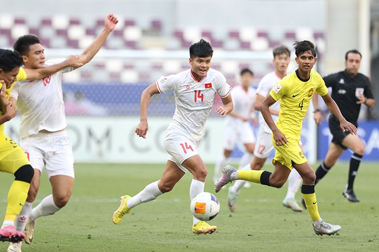 Siêu phẩm U23 Việt Nam: Khuất Văn Khang đá phạt, gợi nhớ “Cầu vồng tuyết” Quang Hải - 6