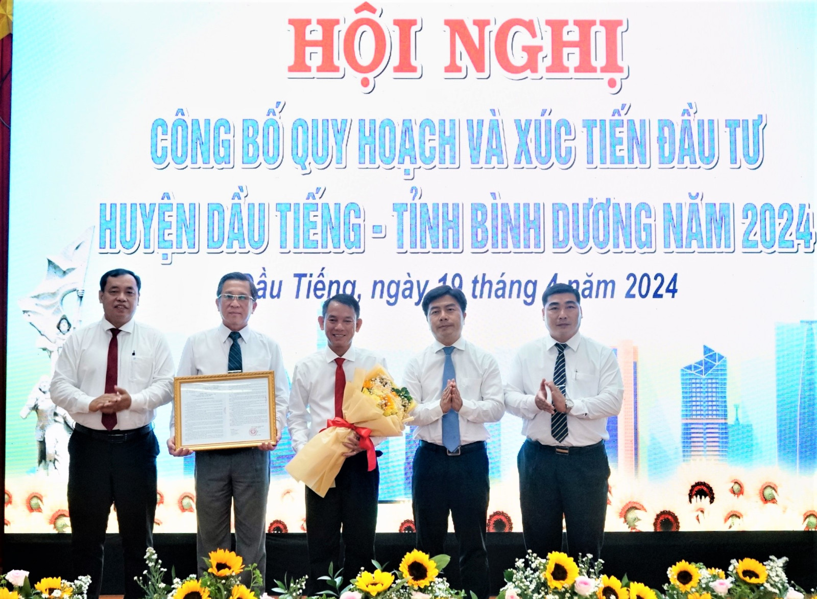 &nbsp;Ông Võ Hoàng Ngân, Giám đốc Sở Xây dựng trao quyết định quy hoạch huyện Dầu Tiếng.