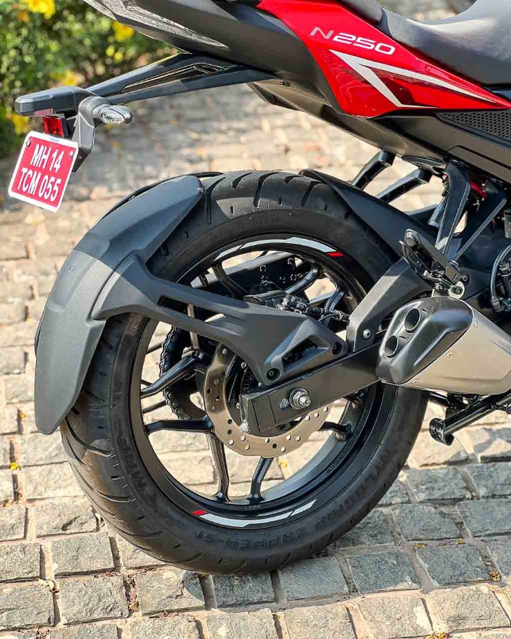 Bajaj Pulsar N250 2024: Naked-bike rất hiện đại mà giá chỉ tương đương Winner X - 3