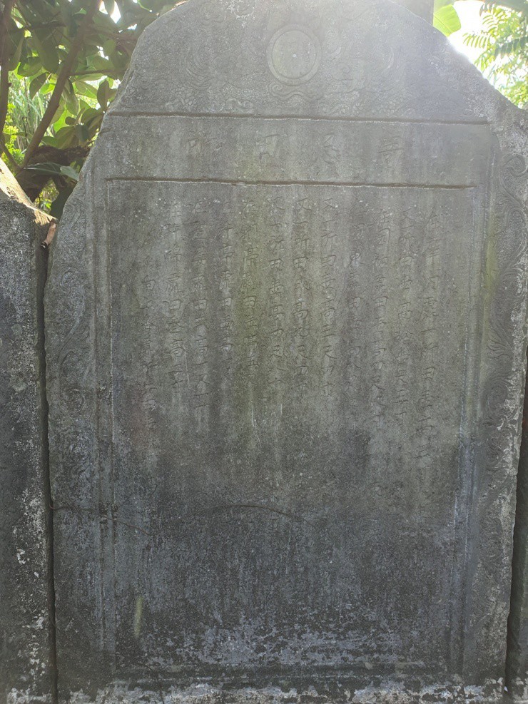 Ngoài ra, phía ngoài đình còn có 8 bức bia đá cổ được khắc bằng chữ Hán - Nôm. Có bức ghi niên đại từ thế kỷ XVIII.