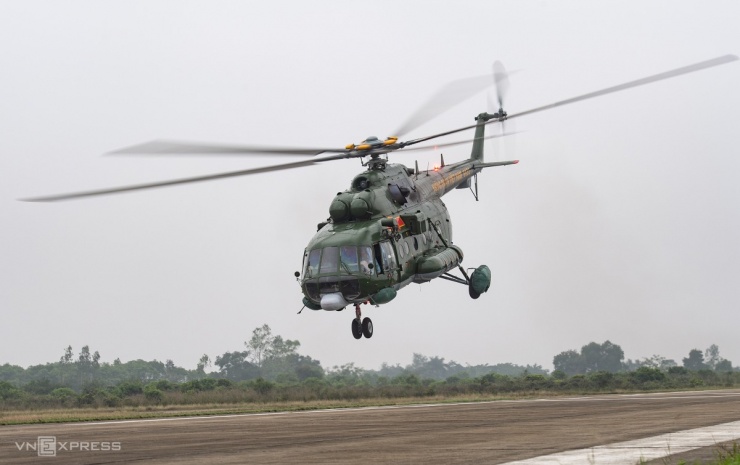 Chiếc Mi-171E bay đầu tiên với nhiệm vụ bay khí tượng để xác định thời tiết, tầm nhìn và thông báo cho tổ bay.