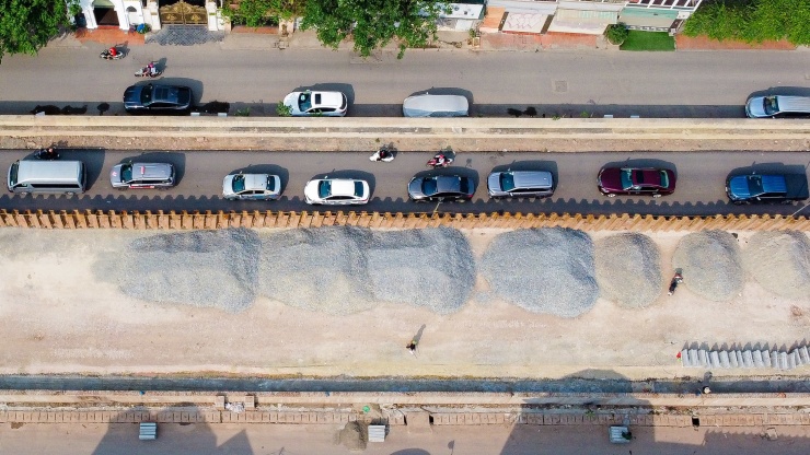 Hiện một phần đầu đường Âu Cơ đã thi công xong hạng mục tường chắn đê, trải nhựa mặt đường