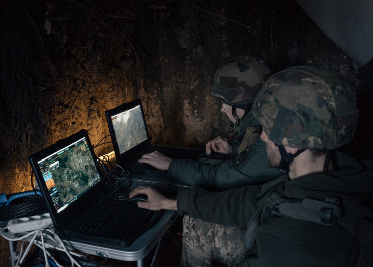 Lính Ukraine xem các cảnh quay mà UAV trinh sát thu được. Ảnh: THE WASHINGTON POST