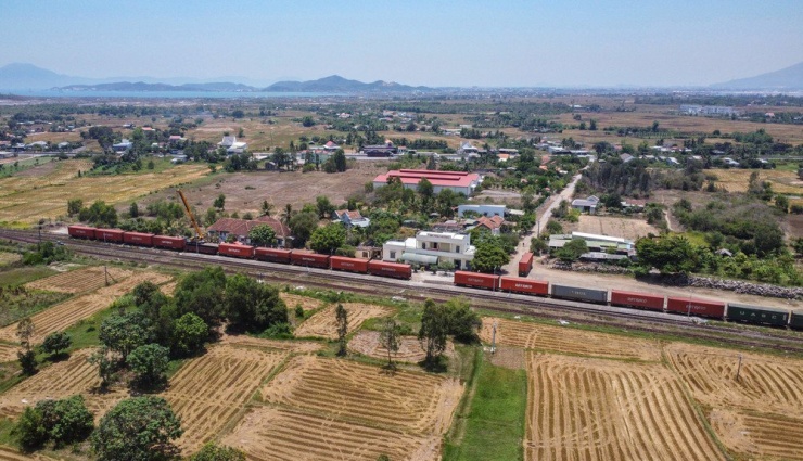 Cạnh đó, mỗi ngày ngành đường sắt vận chuyển 20-22 xe container từ ga Hòa Huỳnh (thị xã Ninh Hòa) ra ga Diêu Trì (tỉnh Bình Định) và ngược lại với khối lượng hàng ngàn tấn.