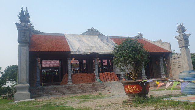 Chùa Viết Linh được xây dựng vào năm 2012, bên cạnh việc thờ cúng Tổ tiên, việc xây dựng chùa Viết Linh để thờ Phật đều được nhân dân Làng Viết thành tâm chú trọng. Hiện ngôi chùa vẫn đang được tiến hành xây dựng các hạng mục còn dang dở.