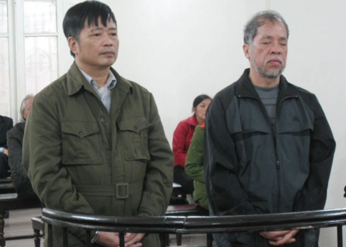 Bị cáo Khang (trái) và Bang trong phiên sơ thẩm lần 2, năm 2020. Ảnh: Xuân Hoa