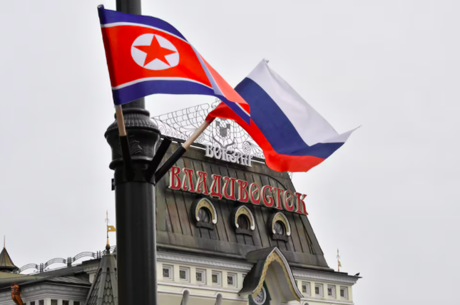 Quốc kỳ Nga và Triều Tiên tung bay trên đường phố gần ga xe lửa trong chuyến thăm của nhà lãnh đạo Triều Tiên Kim Jong Un tới Vladivostok, Nga, năm 2019. (Ảnh: Reuters)