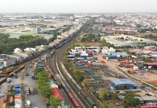 Hiện nay, Bộ Giao thông vận tải đã thống nhất nâng cấp ga Sóng Thần thành ga liên vận quốc tế. Tuy nhiên, theo tiêu chuẩn và yêu cầu, diện tích khu vực kho bãi làm các dịch vụ còn thiếu. Vì vậy, Tổng cục Đường sắt Việt Nam mong muốn tỉnh Bình Dương hỗ trợ để giải phóng mặt bằng, bàn giao đất công bị người dân lấn chiếm để thực hiện việc nâng cấp, mở rộng ga, đáp ứng cho nhu cầu của một ga liên vận quốc tế.