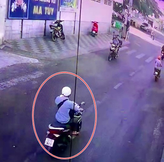 Camera ghi lại hình ảnh tên cướp tiệm vàng đã che dán biển số xe.