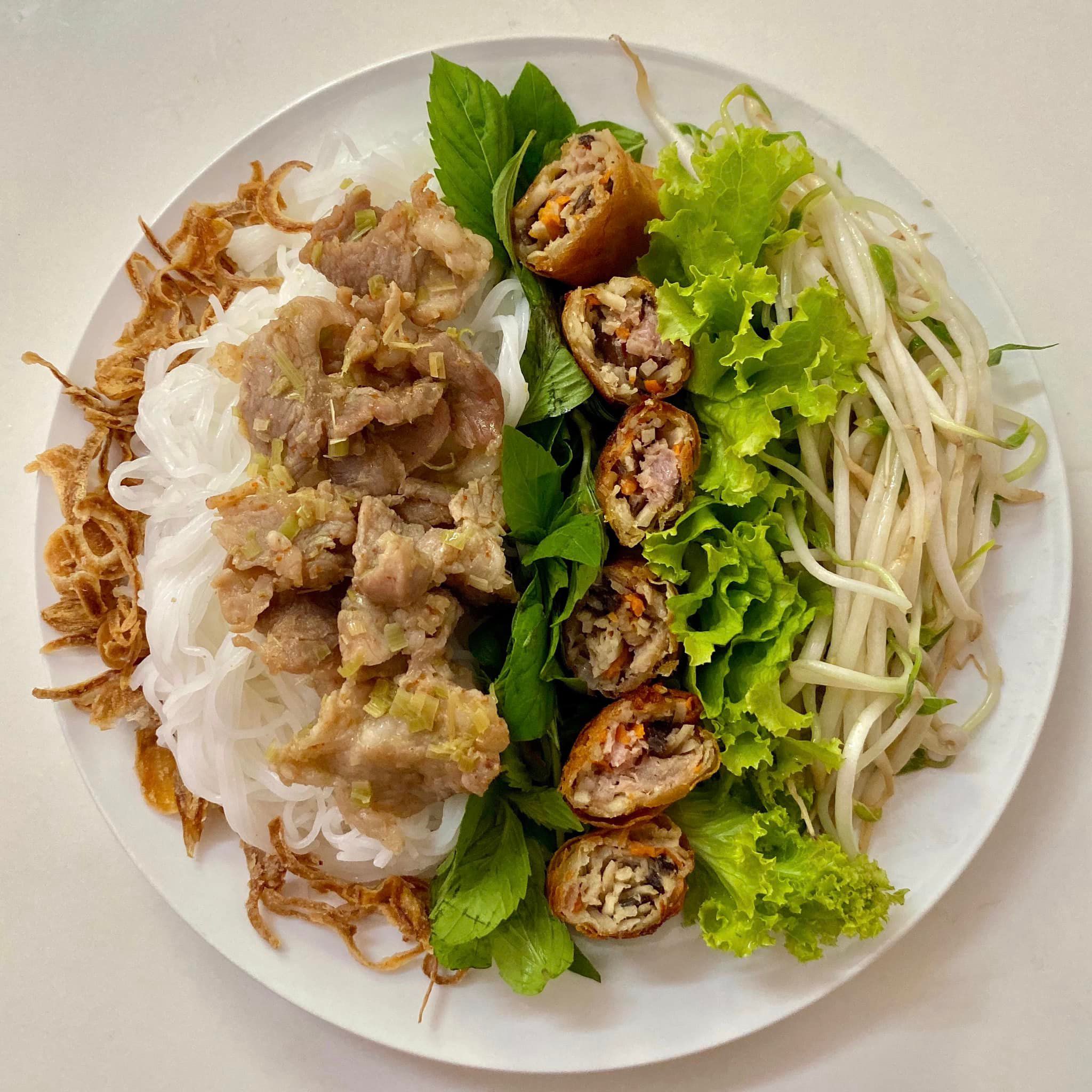 Bún thịt xào kèm chả giò