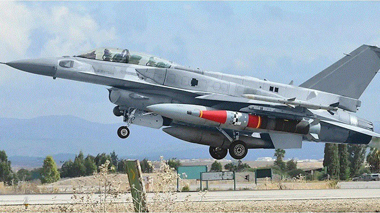 Chiến đấu cơ F-16 của Israel mang tên lửa Rocks. Đây là hình ảnh duy nhất về loại tên lửa này gắn trên máy bay chiến đấu.