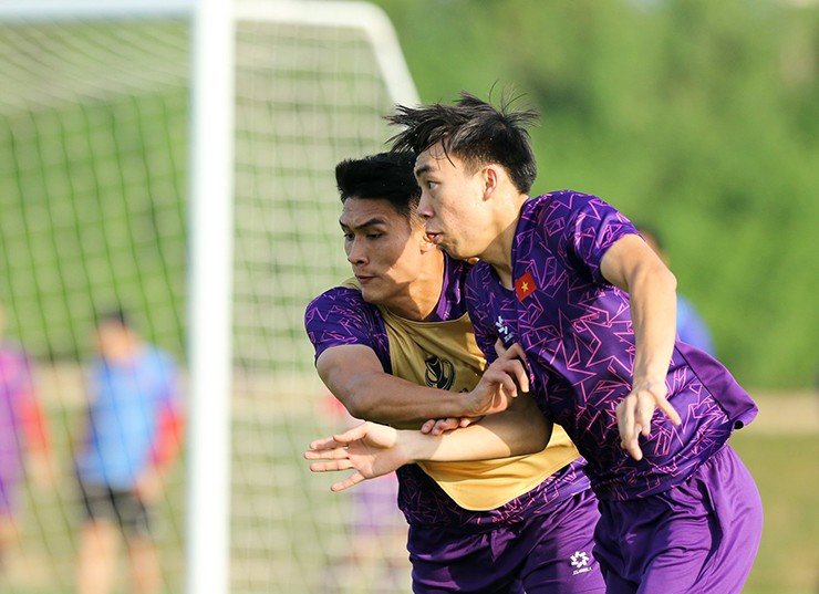 “Đối thủ sắp tới của U23 Việt Nam khá mạnh. Tôi nghĩ đây sẽ là một trận hay”, Nguyễn Văn Trường nói về cuộc đối đầu với U23 Uzbekistan vào 22h30 ngày 23/4.