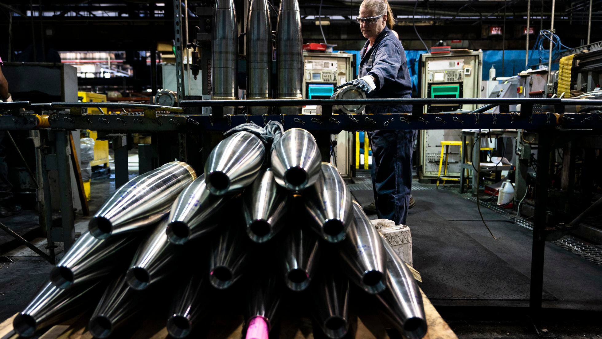 Nhân viên làm việc tại một nhà máy sản xuất đạn pháo ở Mỹ.