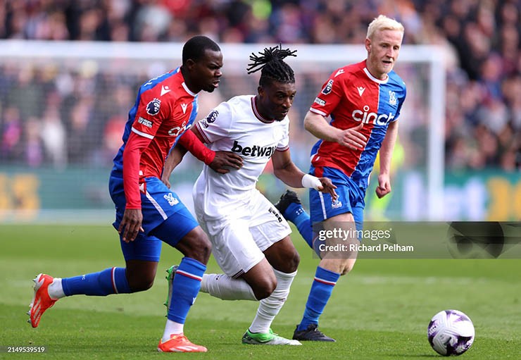 West Ham (áo trắng) để thua sốc trước Crystal Palace