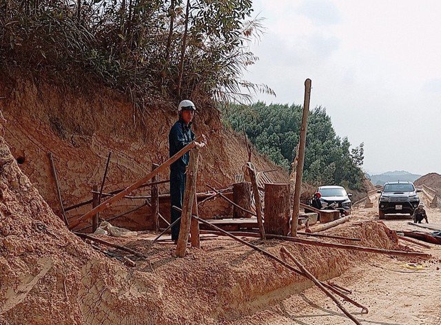 Ông Sùng Seo Lồng đã tháo dỡ chòi, rào chắn thu phí