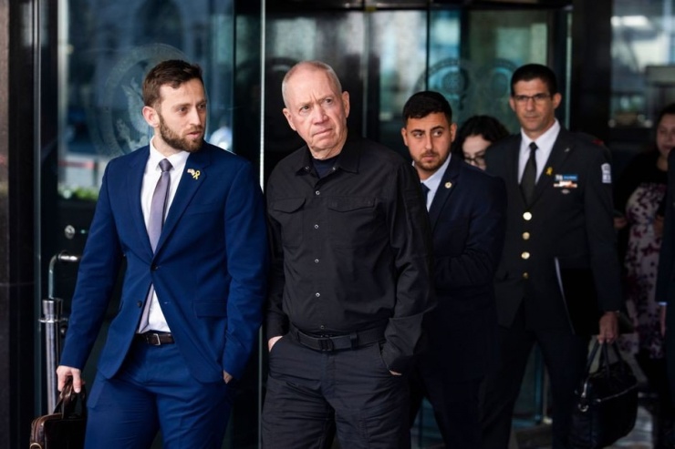Ông Gallant (thứ hai, từ trái sang) rời Bộ Ngoại giao Mỹ sau cuộc gặp với Ngoại trưởng Mỹ Antony Blinken hồi tháng 3. Ảnh: SHUTTERSTOCK