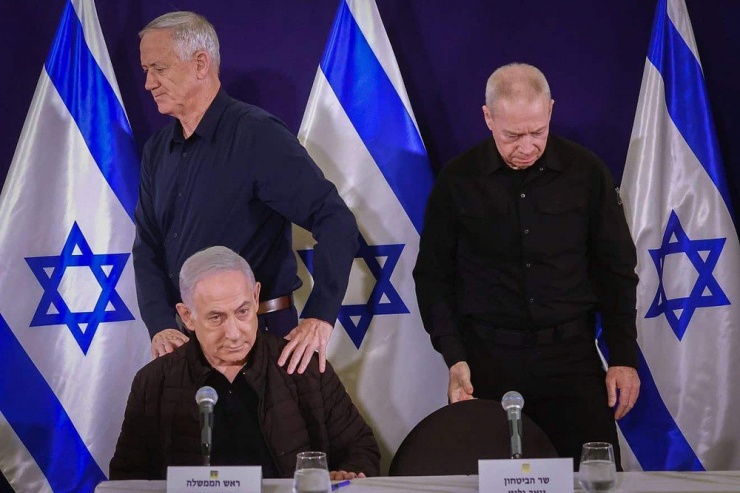 Thủ tướng Israel Benjamin Netanyahu (ngồi), Bộ trưởng Quốc phòng Yoav Gallant (ngoài cùng bên phải) và lãnh đạo đối lập Benny Gantz. Ảnh: JNS