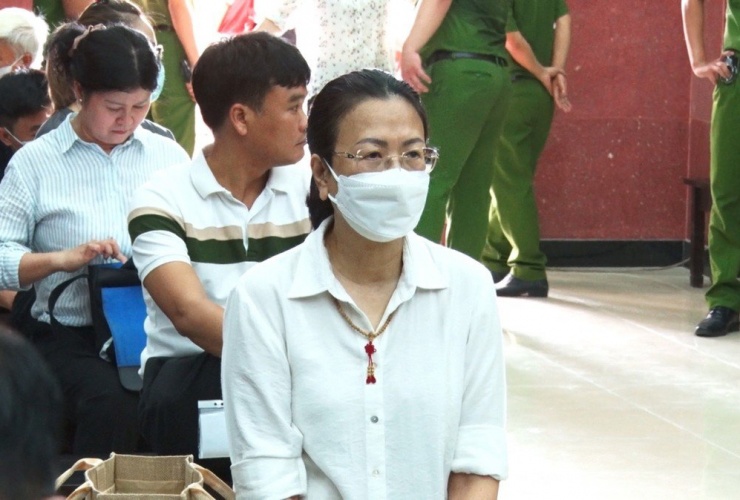 Cựu phó cục trưởng Cục Thuế TP, Nguyễn Thị Bích Hạnh kháng cáo xin giảm nhẹ hình phạt. Ảnh: NGỌC HOÁ