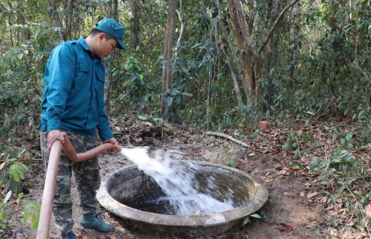 Bơm nước sạch vào các cống chứa nước trong rừng sau khi được dọn sạch sẽ.