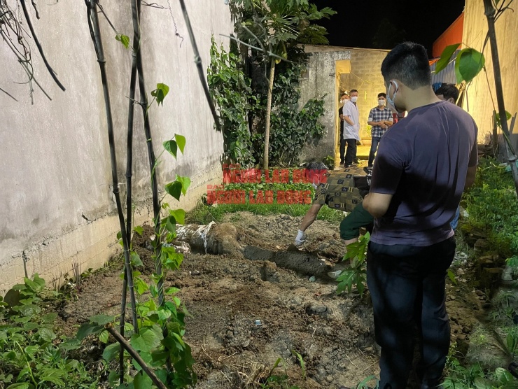 Lực lượng chức năng khai quật nơi Lê Văn T. chôn thi thể nạn nhân, phi tang trong vườn nhà