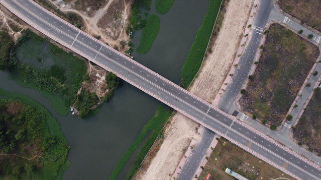 Theo quy hoạch, Cầu Đò mới là tuyến đường tránh nội ô thị xã Bến Cát, có điểm đầu tuyến nối với Tỉnh lộ 748, điểm còn lại nối vào con đường đi qua các Khu đô thị ra quốc lộ 13.