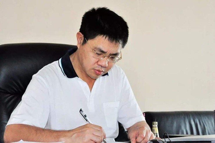 Ngoài là tỷ phú,&nbsp;Chen Sheng còn nổi tiếng với câu chuyện &#34;vinh quy bái tổ&#34;. Dân làng đã góp tiền nuôi ông trong suốt 4 năm học đại học, vì thế sau khi trở nên giàu có, ông đã trở về quê hương đền đáp ân nghĩa năm xưa.
