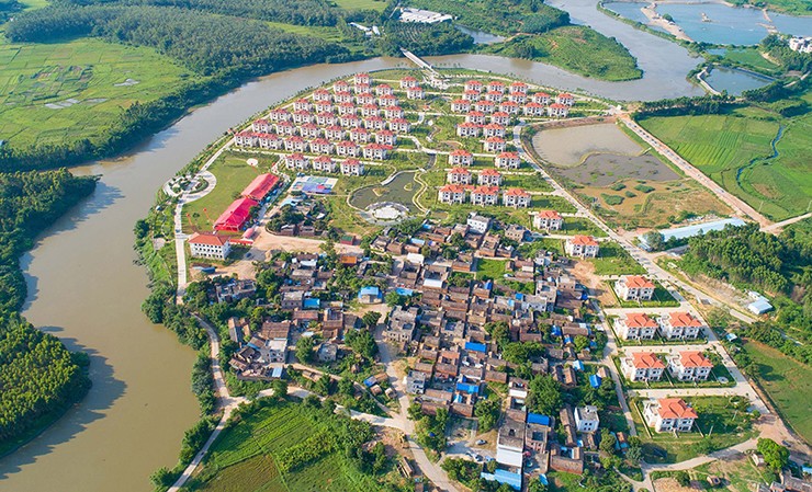 Xung quanh có con sông nhỏ&nbsp;với cây cầu vắt qua, cùng sân bóng rổ, cầu lông và thậm chí một sân khấu để tổ chức các chương trình ca nhạc truyền thống.&nbsp;
