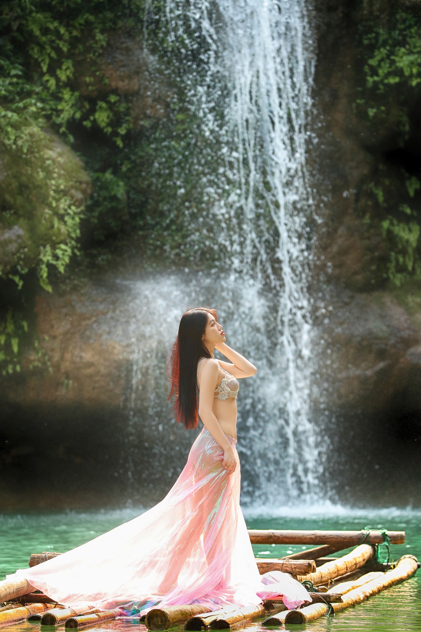 Mỹ nữ diện đồ mỏng như sương, khoe dáng tuyệt đẹp ở thác Nàng Tiên gây 
