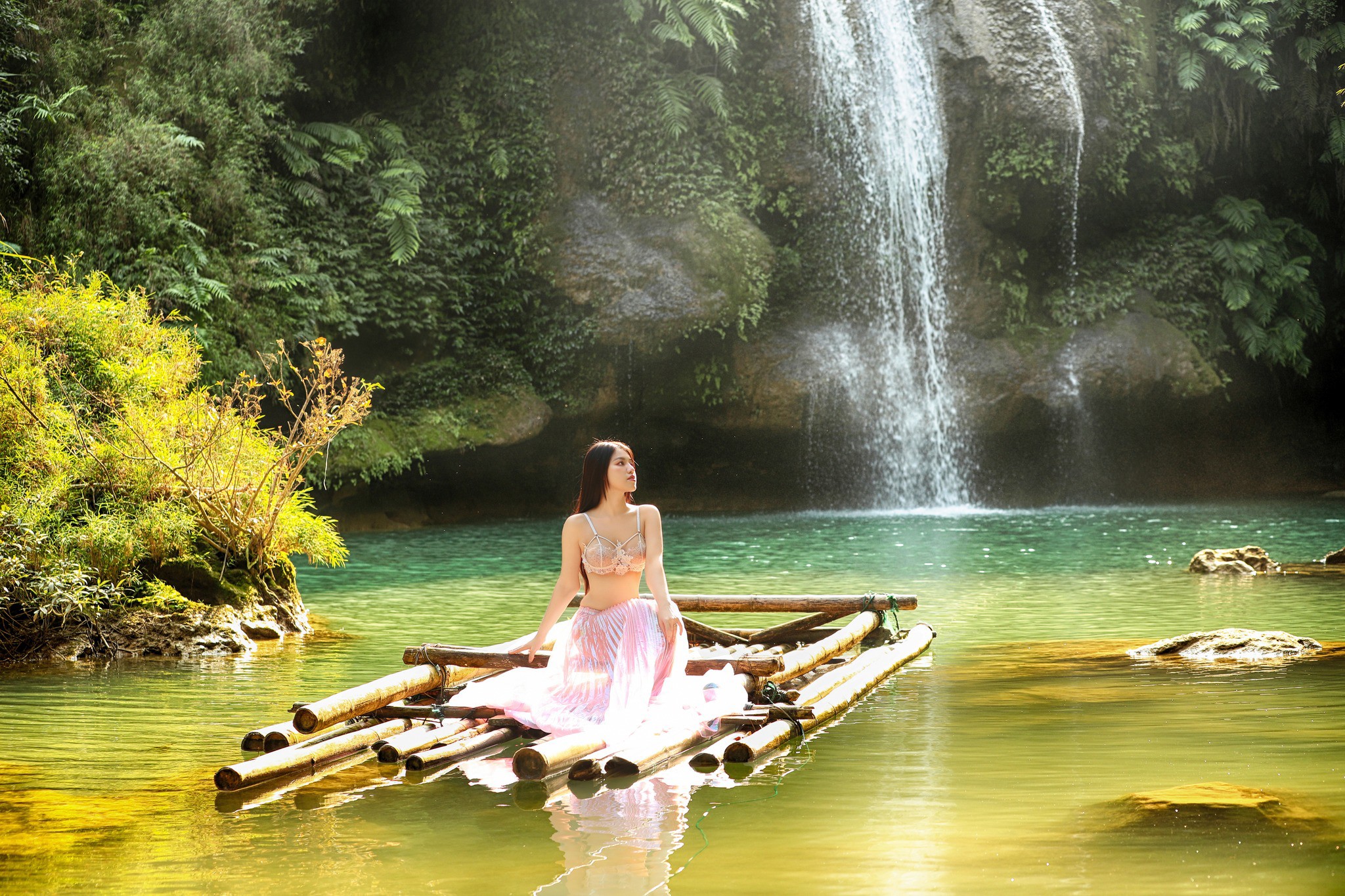 Mỹ nữ diện đồ mỏng như sương, khoe dáng tuyệt đẹp ở thác Nàng Tiên gây 
