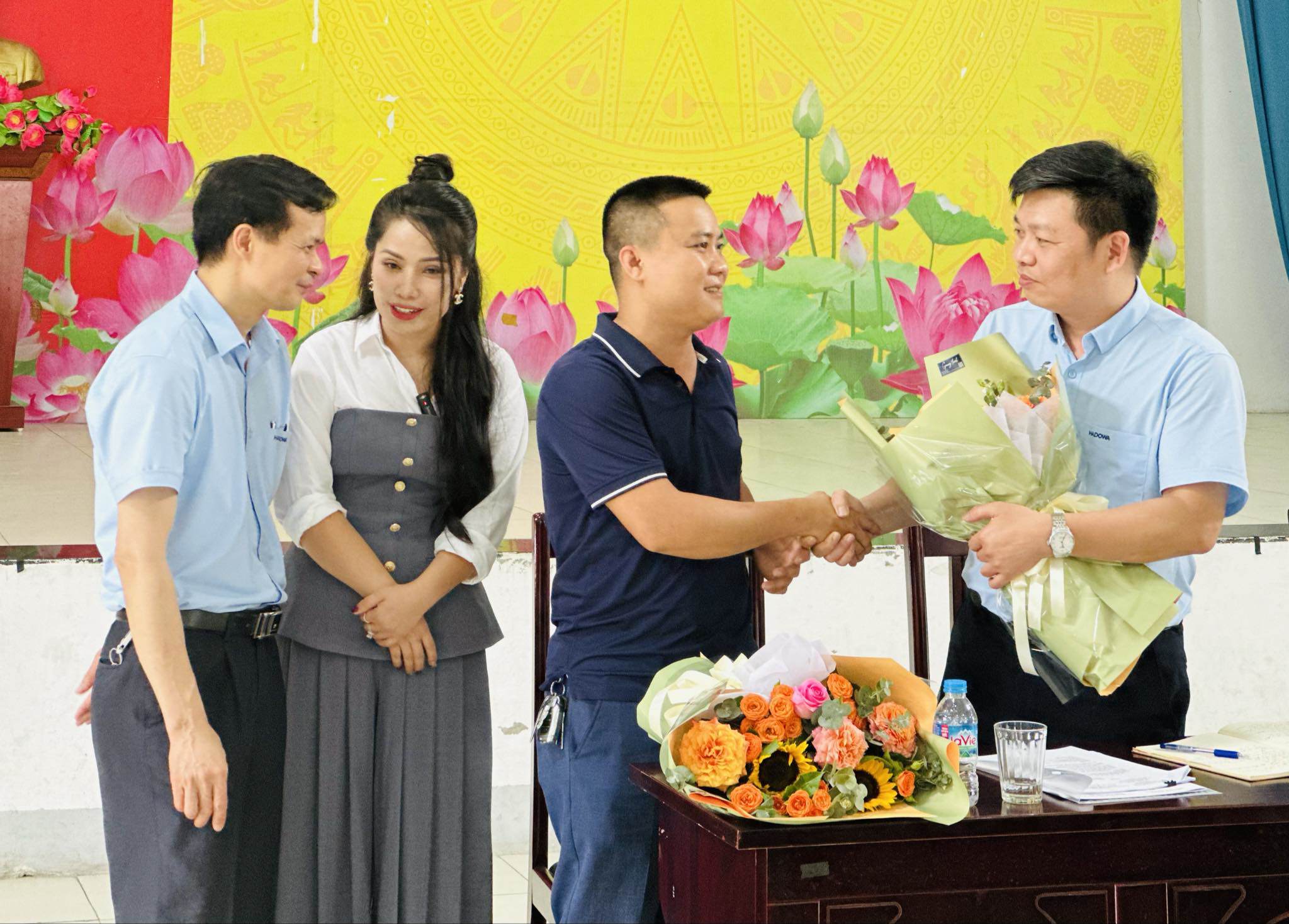 Vui mừng vì có đơn vị cấp nước sạch mới, cư dân khu đô thị Thanh Hà bất ngờ tặng hoa cho 2 đại diện Công ty nước sạch Hà Đông là ông Phạm Ngọc Hoan và Phùng Văn Hoan.