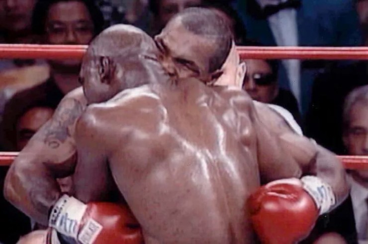 Mike Tyson cắn đứt tai Holyfield, vượt "bàn tay của Chúa" thời Maradona