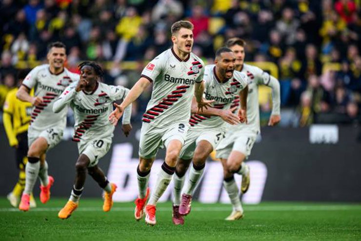Stanisic giữ kỷ lục bất bại cho Leverkusen với bàn thắng phút 90+7 vào lưới Dortmund