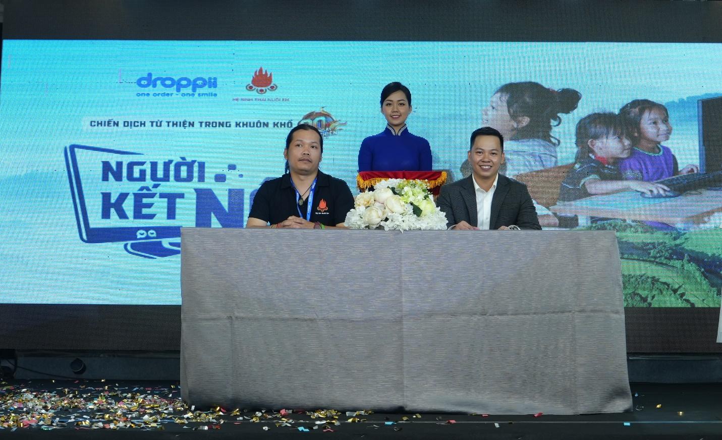 Ông Trần Thiên Ấn – CEO Droppii và Ông Hoàng Hoa Trung – Đại diện tổ chức “Nuôi em” ký kết hợp tác