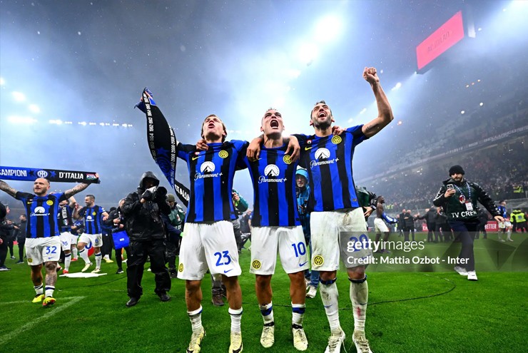 Inter Milan khép lại cuộc đua vô địch Serie A theo cách quá hoàn mỹ: Đánh bại đại kình địch AC Milan ở San Siro với tỷ số 2-1, lên ngôi sớm 5 vòng đấu.