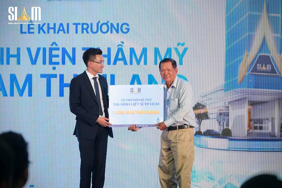 Ông Thái Hoàng Sơn - Chủ tịch HĐQT, Tổng Giám đốc Bệnh viện Thẩm mỹ SIAM Thailand trao tặng 1 căn nhà tình nghĩa - Hỗ trợ gia đình liệt sĩ TP. Hồ Chí Minh.