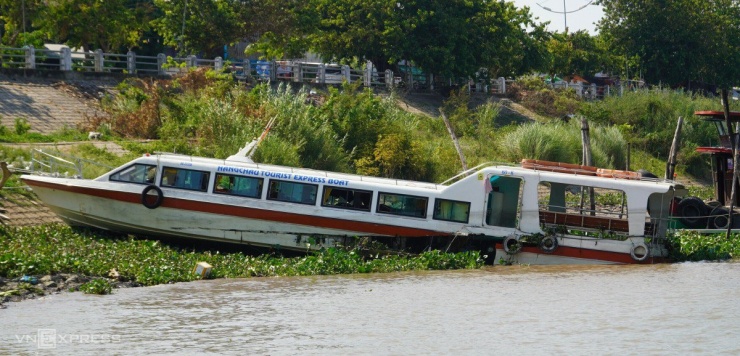 Ba ngày sau tai nạn, tàu Hang Chau Tourist Express Boat được cơ quan chức năng lai dắt về phía bờ thị xã Tân Châu (An Giang), neo cặp bờ kè cách hiện trường khoảng 0,5 km, để phục vụ điều tra.