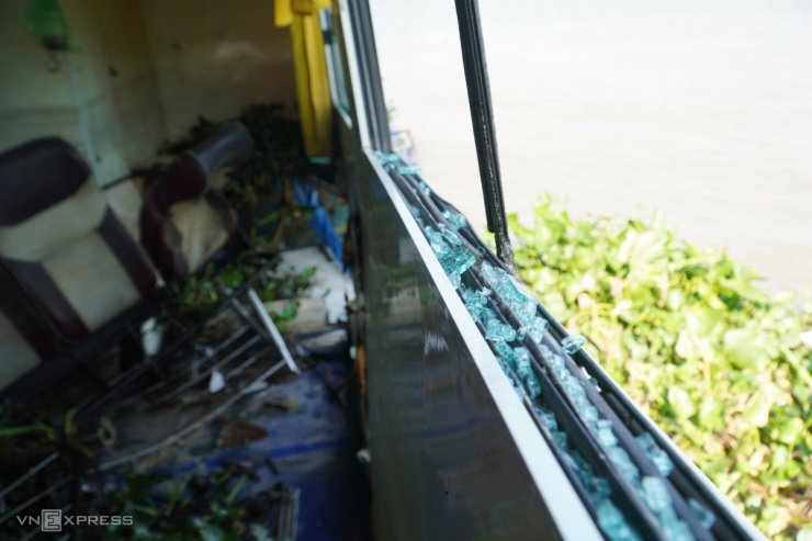 Các ô cửa kính phía va chạm của tàu du lịch bị vỡ vụn sau vụ tai nạn.