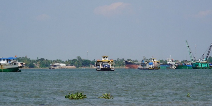 Sông Tiền đoạn xảy ra tai nạn có nhiều tàu chở cát neo đậu, sát khu vực phà qua lại ngang sông.