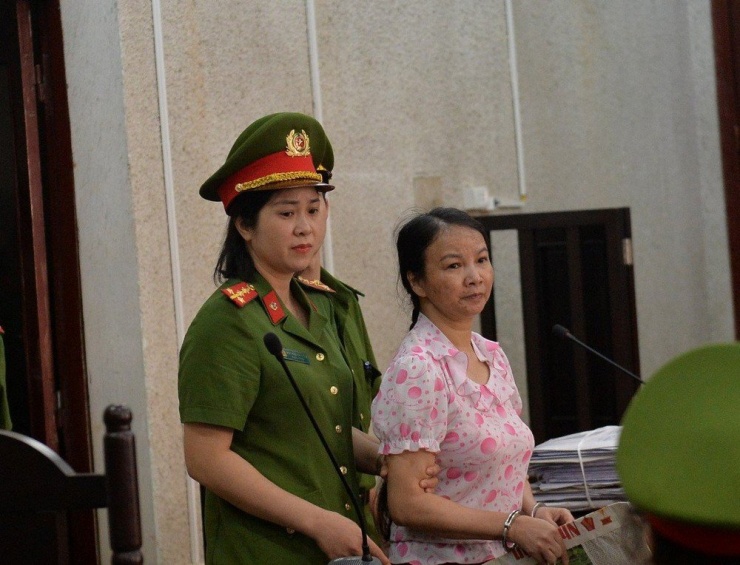 Bị cáo Trần Thị Hiền, mẹ nữ sinh giao gà tại phiên tòa phúc thẩm. Ảnh: CTV