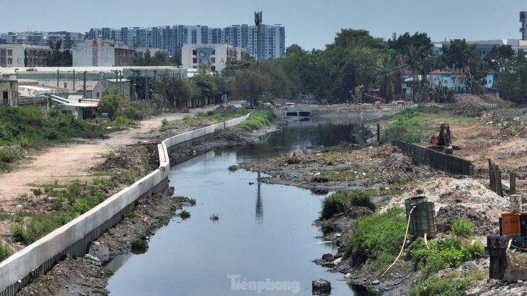 Theo ghi nhận của PV, các đoạn bờ kè đã được thành hình dọc kênh Tham Lương - Bến Cát - rạch Nước Lên tại gói XL5, XL6.